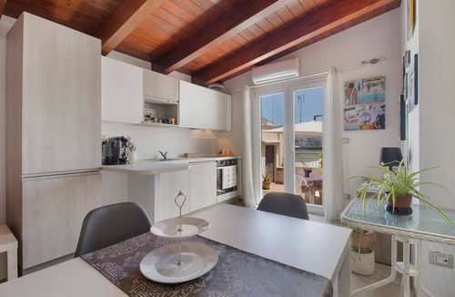 Terlizzi Apartment | Attica B&B – 'Red' Room with Shared Terrace, Wi-Fi, and Air Conditioning
