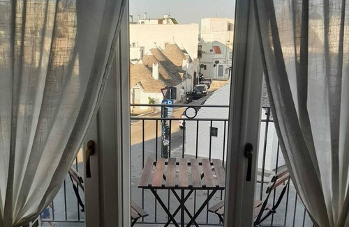 Alberobello Apartment | Barnabè Apartment with a view of the trulli:modern comfort,authentic atmosphere.