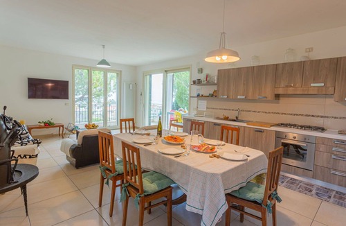 Foggetta Apartment | Beautiful apartment for 10 guests with WIFI, A/C, TV, patio, pets allowed and panoramic view
