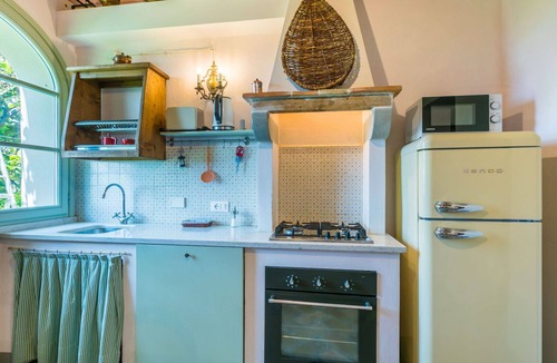 Castiglioncello Apartment | Beautiful apartment for 4 people with A/C, WIFI, pool, TV, patio and pets allowed