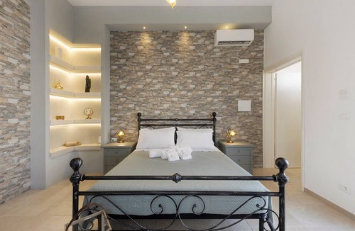 Ugento Bed & Breakfast | Bed and Breakfast 'L'Aurora - Alba Room' with Shared Terrace, Wi-Fi and Air Conditioning