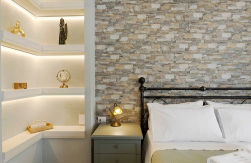 Ugento Bed & Breakfast | Bed and Breakfast 'L'Aurora - Alba Room' with Shared Terrace, Wi-Fi and Air Conditioning