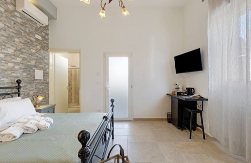 Ugento Bed & Breakfast | Bed and Breakfast 'L'Aurora - Alba Room' with Shared Terrace, Wi-Fi and Air Conditioning