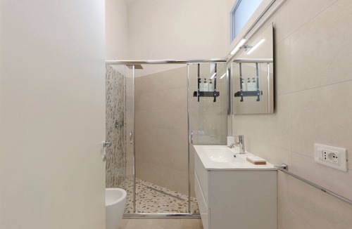 Ugento Bed & Breakfast | Bed and Breakfast 'L'Aurora - Alba Room' with Shared Terrace, Wi-Fi and Air Conditioning