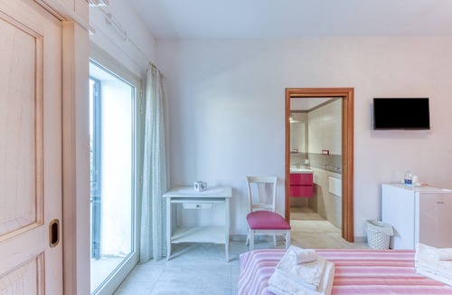 Salve Bed & Breakfast | Bed and Breakfast 'Tallyho Garofano' with Shared Terrace, Wi-Fi and Air Conditioning