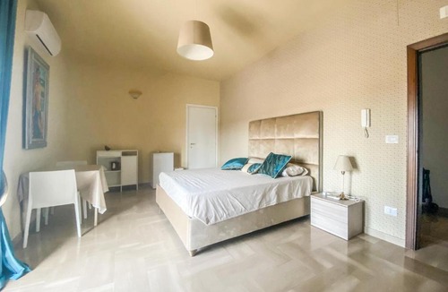 Bitonto House | Blue Room - Camera Matrimoniale con Garage Privato