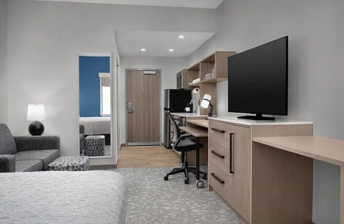 Weston Hotel | Bright King Studio | Breakfast, Outdoor Pool | 0.6 mi to Cleveland Clinic