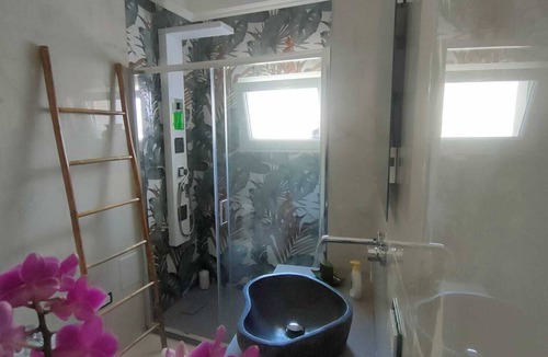 Novoli House | "Buttons and zippers" suite with bedroom, living room, bathroom. garden with hydro tub