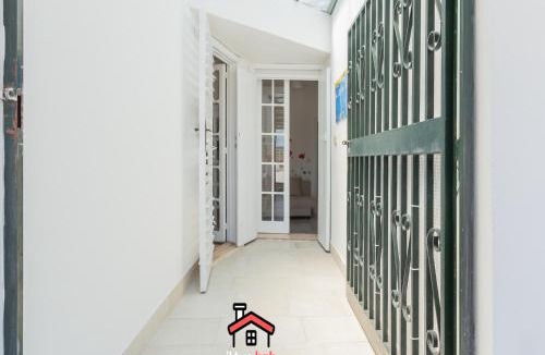 Bitonto Apartment | Casa Bianca il tuo Bnb, Big Terrace downtown, 15min Airport & Sea