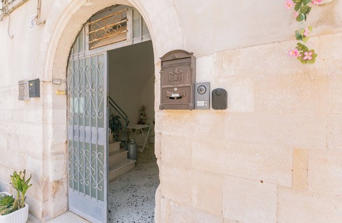 Bitonto Apartment | Casa Bianca il tuo Bnb, Big Terrace downtown, 15min Airport & Sea