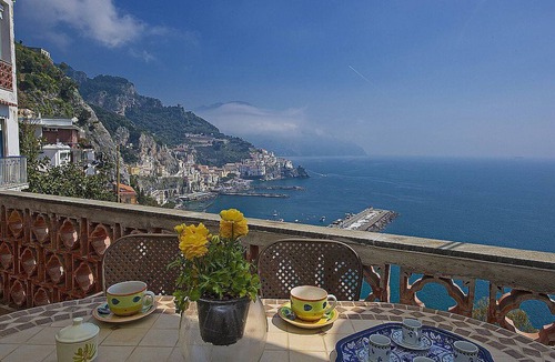Pogerola Apartment | Casa Costabella: A cozy and welcoming apartment located on the high coast in front of the sea, with Free WI-FI.