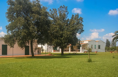 Pisticci House | Casa delle Rose, Ionian Coast of Matera: 5 km from the sea, A/C, garden, Wi-Fi