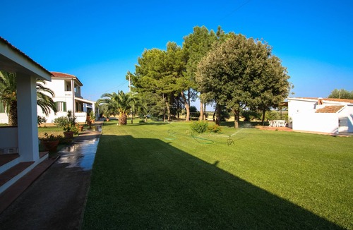 Pisticci House | Casa delle Rose, Ionian Coast of Matera: 5 km from the sea, A/C, garden, Wi-Fi