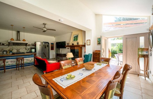 San Vito dei Normanni Villa | Casa Serena: with Pine Forest, Jacuzzi Tub & BBQ near the beach, Pet Friendly