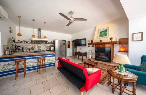 San Vito dei Normanni Villa | Casa Serena: with Pine Forest, Jacuzzi Tub & BBQ near the beach, Pet Friendly
