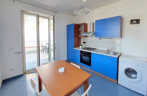 Santa Maria di Castellabate House | Casa Terry B: A graceful apartment located right on the beach, with Free WI-FI.
