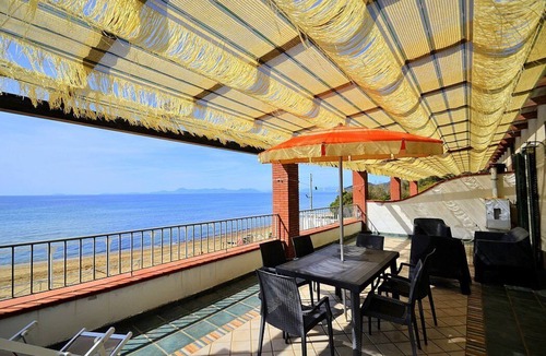 Santa Maria di Castellabate House | Casa Terry B: A graceful apartment located right on the beach, with Free WI-FI.