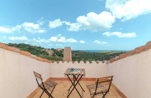 Liscia di Vacca Apartment | Casa Urania Apartment with Shared Pool, Private Terrace, and Wi-Fi