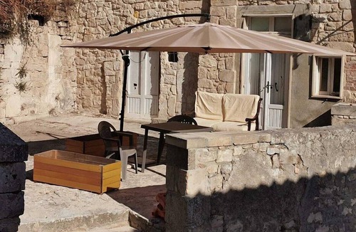 Casa Papa House | Casa Vito: A graceful apartment situated in a central location, at a short distance from the main tourist attractions of the city, with Free WI-FI.
