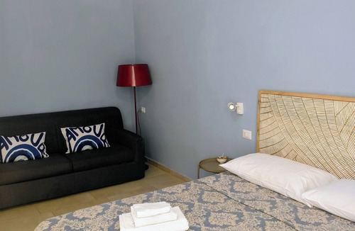 Chiaia Bed & Breakfast | CHIAJA CORNER, IN LIVING ROOM OF NAPLES, BETWEEN TRADITION, METRO AND WATERFRONT