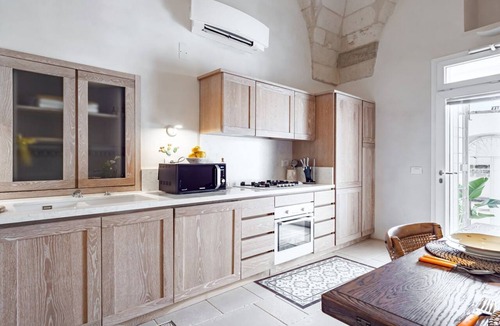 Ortelle Apartment | Comfortable apartment with private internal courtyard, located in a period residence of which it retains evidence of the original architecture, such as the stone vaults and niches in the walls. In 90 m2 the apartment accommodates up to 6 people with grea
