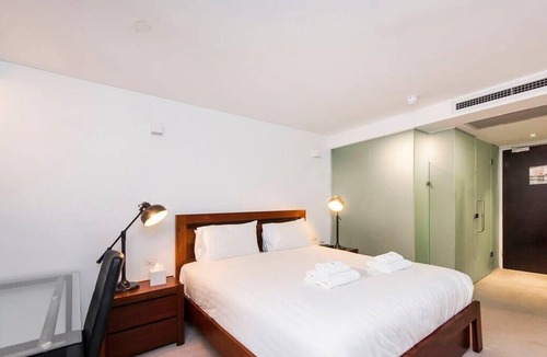 Perth Apartment | Comfortable Room with Fantastic Rooftop Views