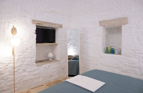 Terlizzi Bed & Breakfast | Comfortable room with private bathroom and sitting area