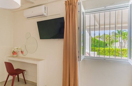 San Vito dei Normanni Villa | Cosy apartment in villa for 7 guests with WIFI, A/C, pool and veranda, close to Ostuni