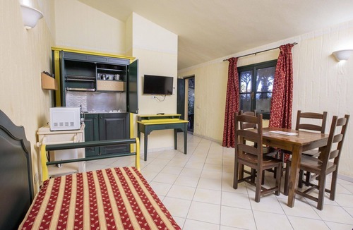 Arborea Apartment | Cosy apartment for 4 people with A/C, pool, WIFI, TV and pets allowed