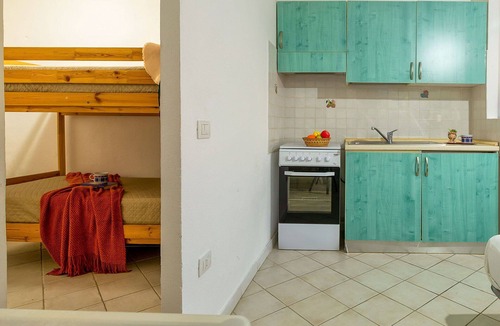 Golfo di Marinella Apartment | Cosy apartment for 4 people with A/C, pool, TV, patio and pets allowed