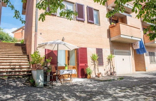 San Gusme Apartment | Cozy apartment located in the Siena hills, just outside the picturesque medieval village of San Gusmé. Equipped with all the comforts to accommodate three guests, including a small furnished outdoor terrace for relaxing in the fresh air, it is located i