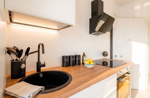 Municipio 3 Apartment | Dimora Venere - A Modern Urban Retreat in the Heart of Bari