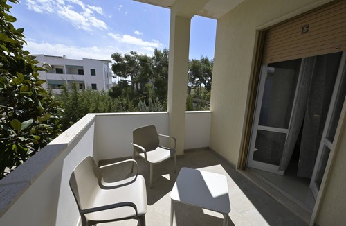 Baia Verde Apartment | Double Room 1 with Wi-Fi and Air Conditioning