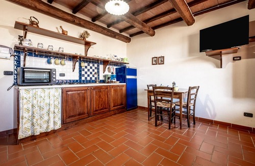 Arcidosso House | "Edera" Apartment in Agriturismo with Shared Pool, Mountain View, and Wi-Fi