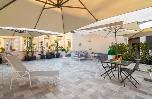 Montecalvario Apartment | Élite House parking small car