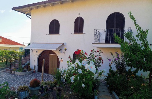 Monteodorisio Villa | Entire Floor in Villa Nicol - Porch and Relaxation Area