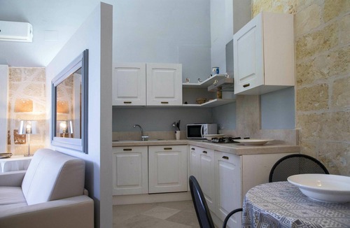 Punta Prosciutto Apartment | Flat in Apulia with Veranda and Garden at the Sea