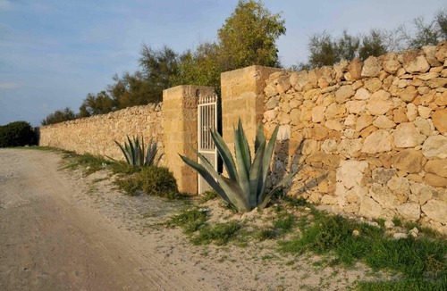 Punta Prosciutto Apartment | Flat in Apulia with Veranda and Garden at the Sea