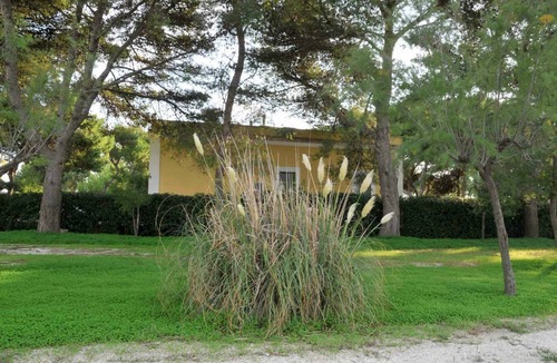 Punta Prosciutto Apartment | Flat in Apulia with Veranda and Garden at the Sea