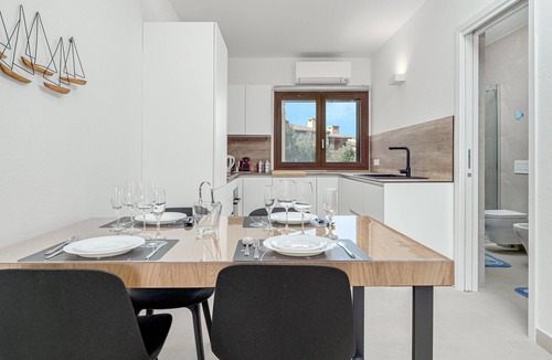 Baia Caddinas Apartment | 'Ginepro' Apartment with Sea View, Wi-Fi and Air Conditioning