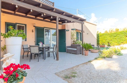 Il Monte House | Ground Floor Garden Apartment Gallipoli with Private Terrace, Garden and Wi-Fi