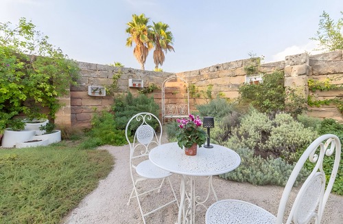 Il Monte House | Ground Floor Garden Apartment Gallipoli with Private Terrace, Garden and Wi-Fi