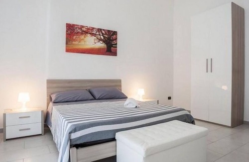 Municipio 1 Apartment | GuestHost - 13 NEW! 1bedroom & balcony P.zza Garibaldi! WiFi