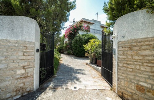 Bisceglie Apartment | GuestHost - Comfortable 40 sqm apartment, accommodating up to 4 people, located on the first floor of a small house without an elevator.The property is located on the Bisceglie seafront and offers enchanting sea views. The residential area is well-served
