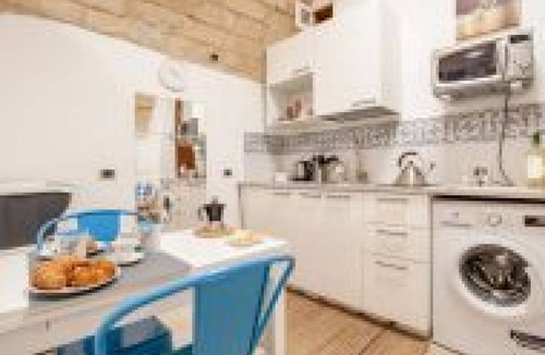 Old Town Apartment | GuestHost - La Casuccia x2 a step from the Basilica S. Nicola