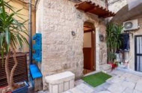 Old Town Apartment | GuestHost - La Casuccia x2 a step from the Basilica S. Nicola