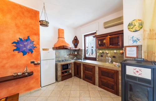 Fertilia Apartment | Holiday Apartment ‘Amantiosu Casa Vacanze’ with Air Conditioning & Balcony