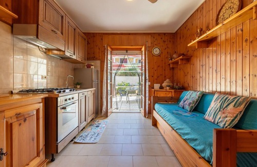 Lu Bagnu House | Holiday Home 'A due passi dal Mare' with Sea View, Private Terrace & Wi-Fi
