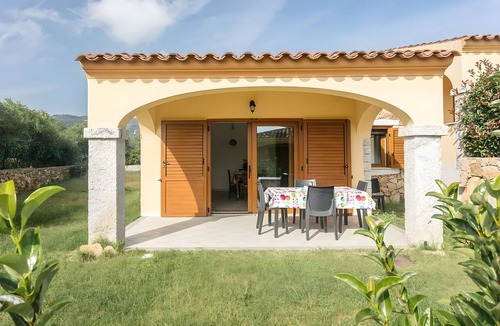 Porto Ottiolu House | Holiday Home 'Caposchiera Residence Marongiu' with Private Garden, Balcony and Air Conditioning