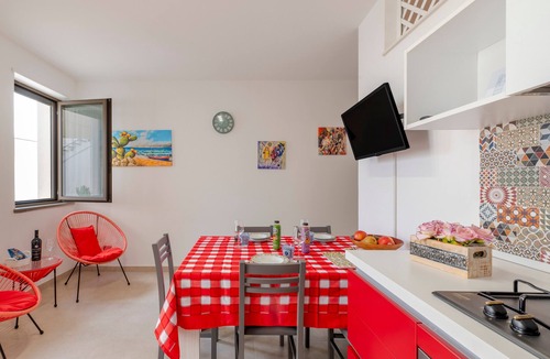 Castro Marina House | Holiday Home 'Casa Margherita' with Private Terrace and Air Conditioning